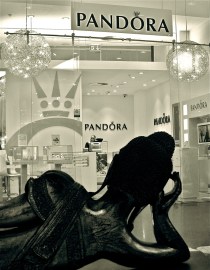 Buddha and Pandora, Frankfurt Myzeil 2011   